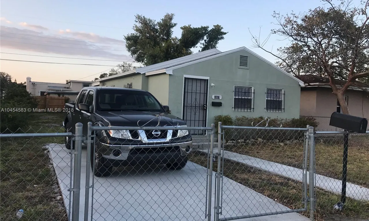 1907 NW 46th St, Miami FL 33142