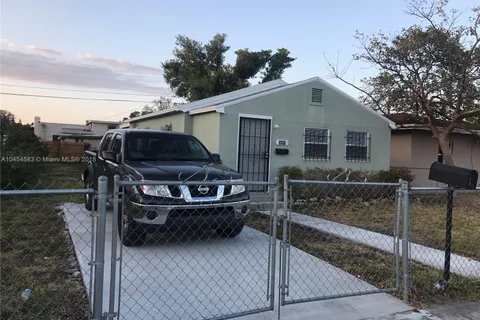 1907 NW 46th St, Miami FL 33142