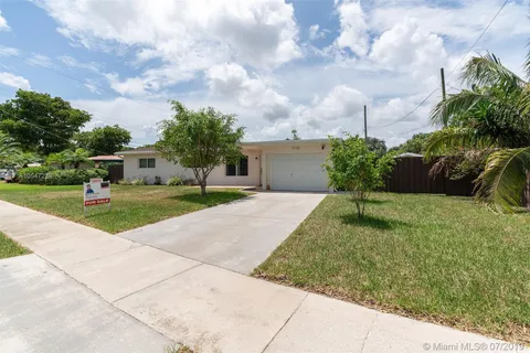 5708 Jackson St, Hollywood FL 33023