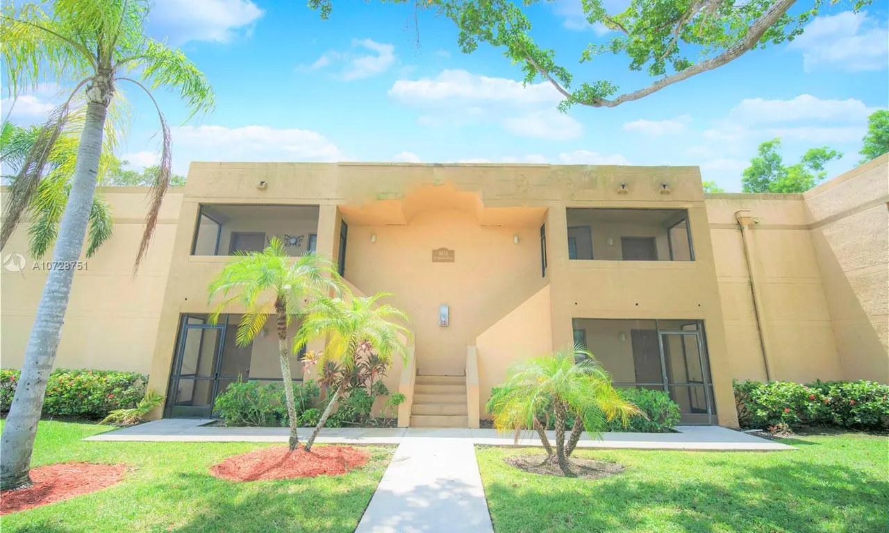151 Lakeview Dr # 104, Weston FL 33326