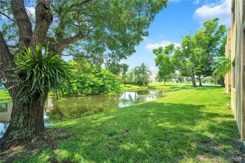 151 Lakeview Dr # 104, Weston FL 33326