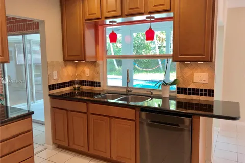 2031 NW 32nd St, Oakland Park FL 33309