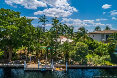 460 Alamanda Dr, Hallandale Beach FL 33009