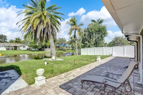 609 SW 2nd Ave, Hallandale Beach FL 33009