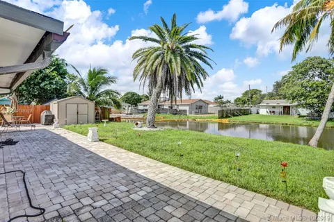 609 SW 2nd Ave, Hallandale Beach FL 33009