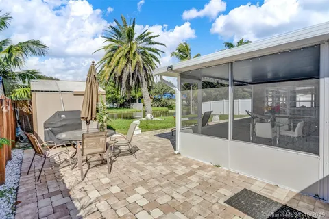 609 SW 2nd Ave, Hallandale Beach FL 33009