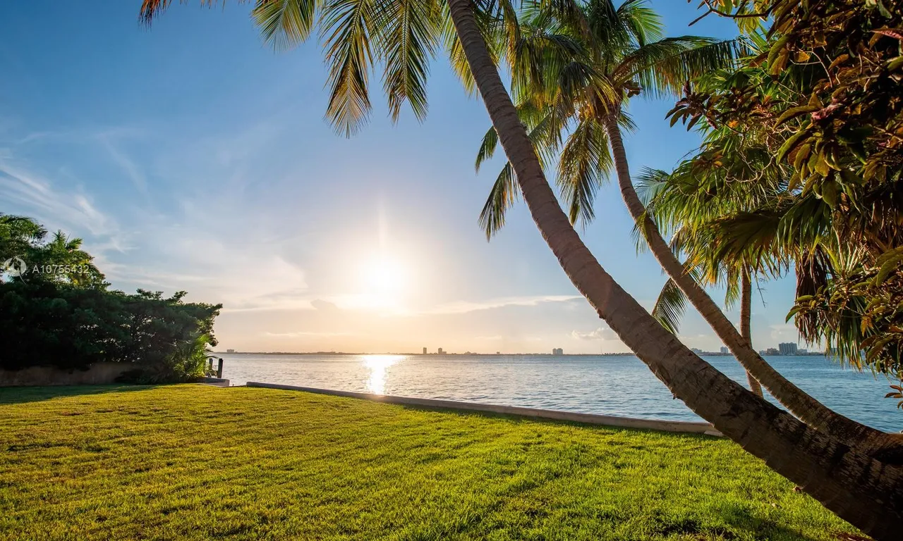 4766 N Bay Rd, Miami Beach FL 33140