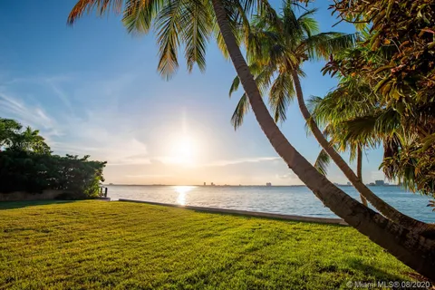 4766 N Bay Rd, Miami Beach FL 33140