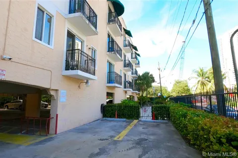 400 SW 2nd St # 106, Miami FL 33130
