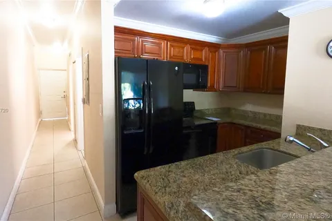 400 SW 2nd St # 106, Miami FL 33130