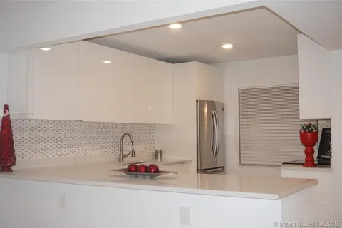 158 Lakeview Dr # 102, Weston FL 33326