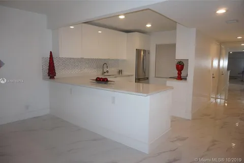 158 Lakeview Dr # 102, Weston FL 33326