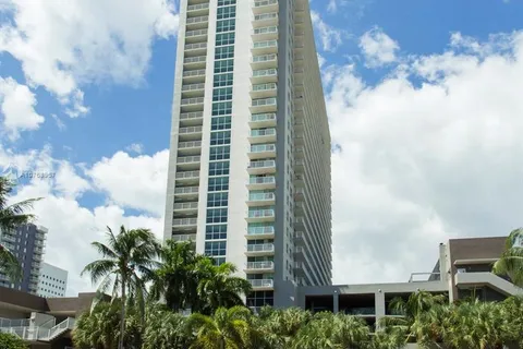 915 NW 1 AV # H2512, Miami FL 33136