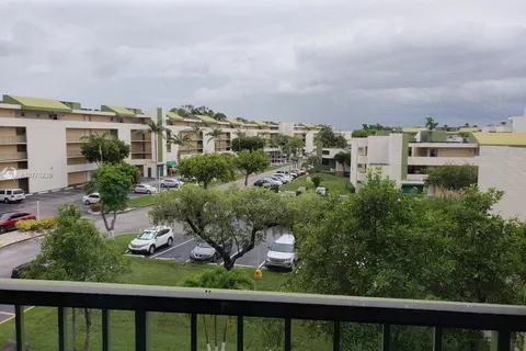 8840 Fontainebleau Blvd # 402, Miami FL 33172