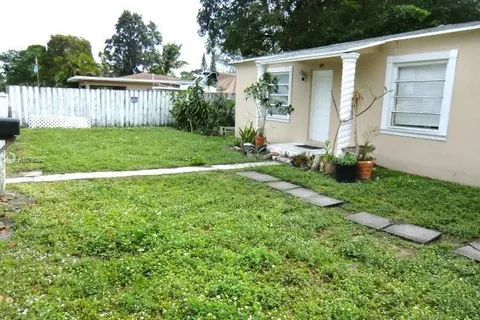 219 SW 13th St # 2, Dania Beach FL 33004