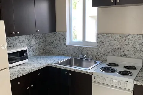 960 Biarritz Dr # 10, Miami Beach FL 33141