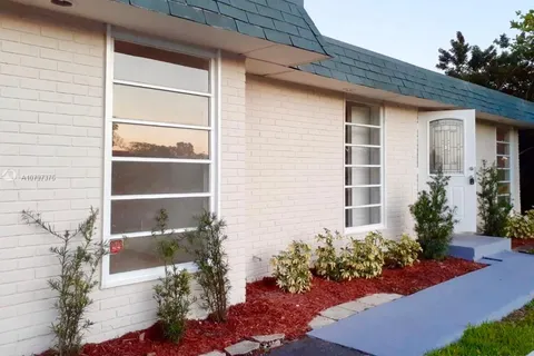7902 NW 69th Ave, Tamarac FL 33321