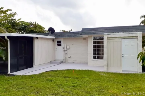 7902 NW 69th Ave, Tamarac FL 33321