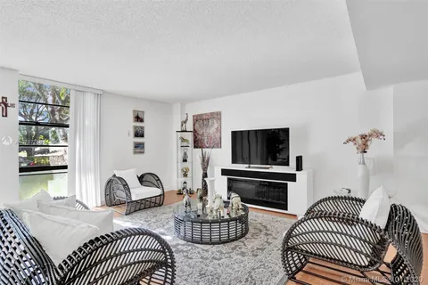 3401 N Country Club Dr # 110, Aventura FL 33180