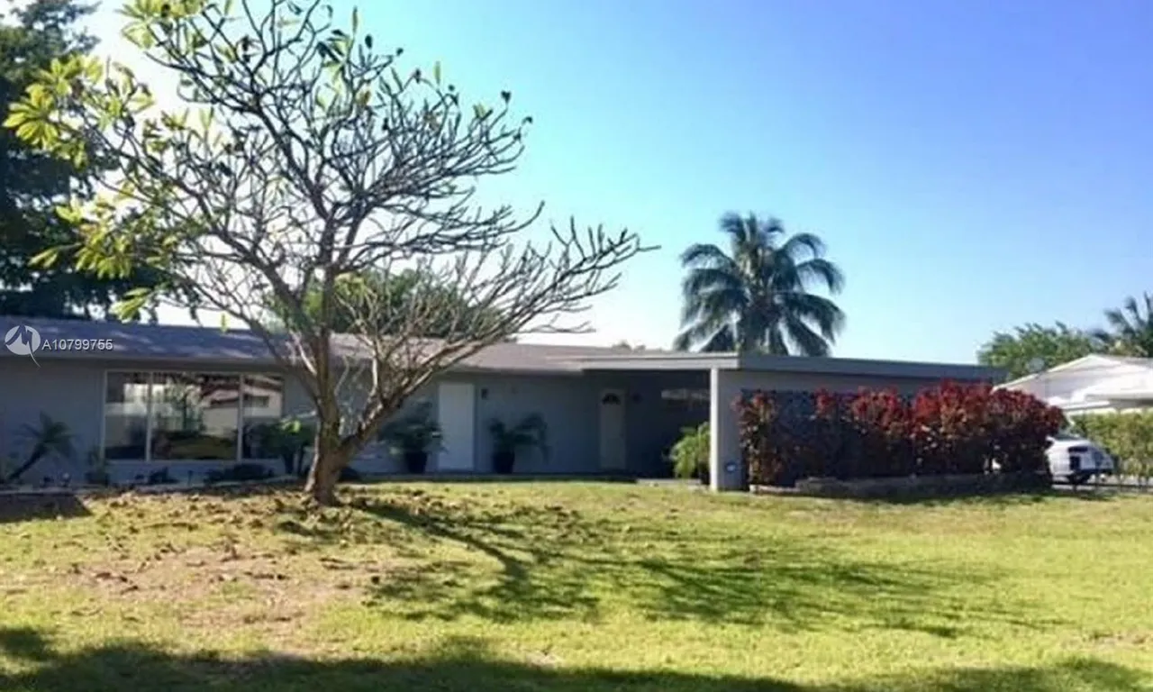 1018 SW 2nd St, Hallandale Beach FL 33009