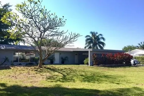 1018 SW 2nd St, Hallandale Beach FL 33009