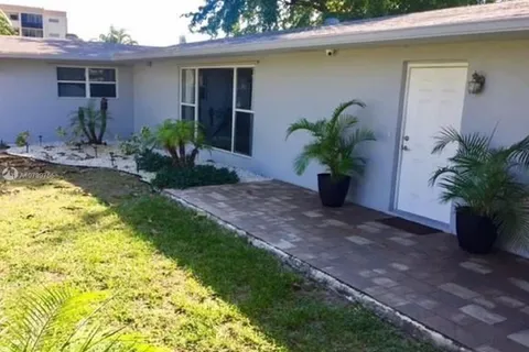 1018 SW 2nd St, Hallandale Beach FL 33009