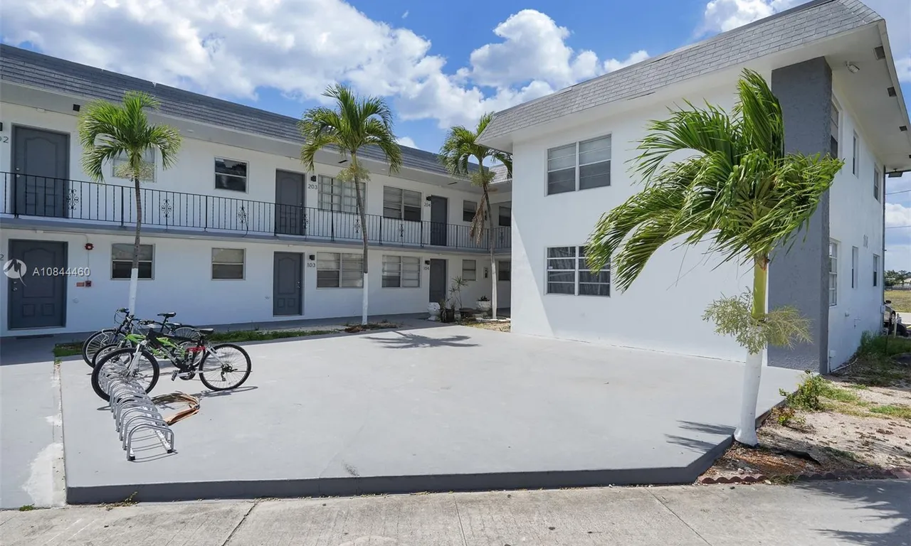 114 SE 8th St # 206, Hallandale Beach FL 33009