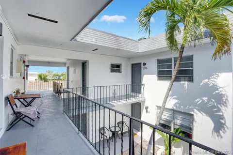 114 SE 8th St # 206, Hallandale Beach FL 33009