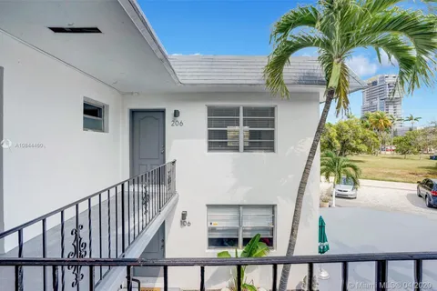 114 SE 8th St # 206, Hallandale Beach FL 33009