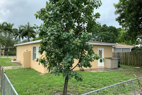 2338 Pierce St, Hollywood FL 33020