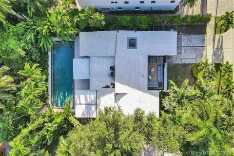 3075 N Bay Rd, Miami Beach FL 33140