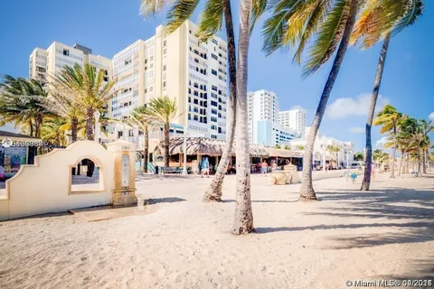 900 N Surf Rd, Hollywood FL 33019