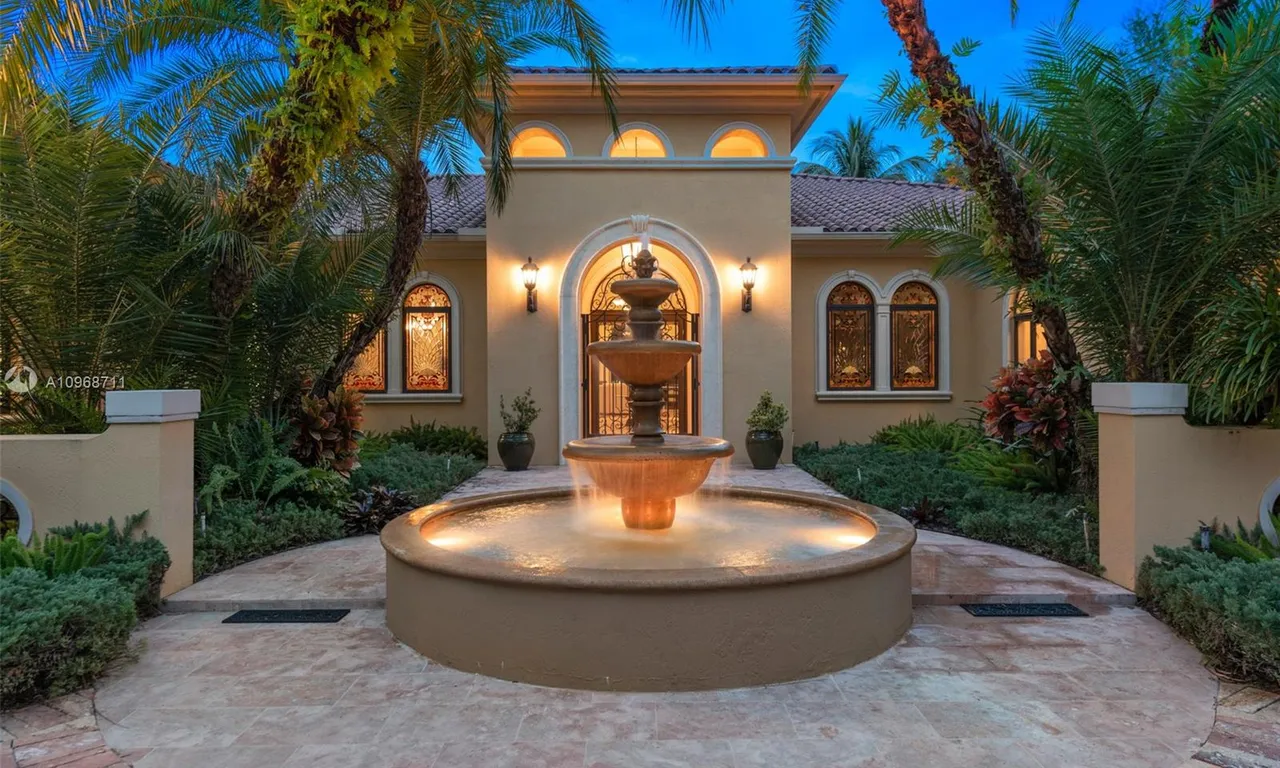 9005 SW 68th Ave, Pinecrest FL 33156
