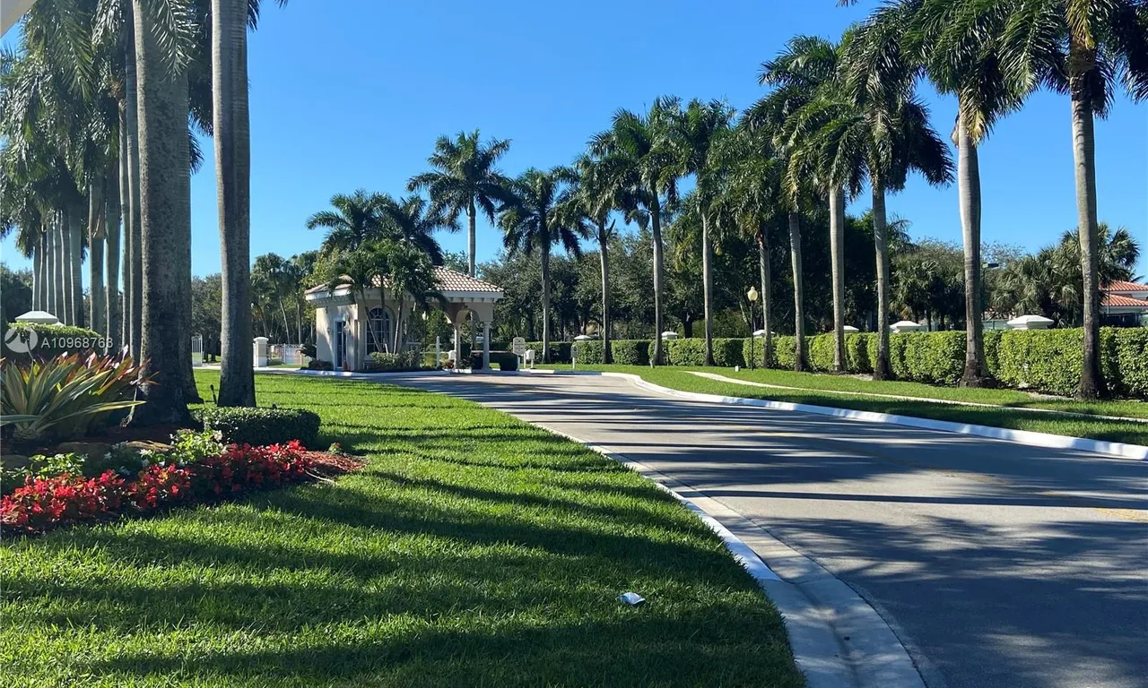 5670 Oaktree Ave, Hollywood FL 33312