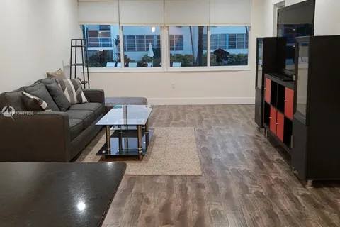 4720 Pine Tree Dr # 8, Miami Beach FL 33140