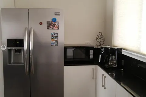 4720 Pine Tree Dr # 8, Miami Beach FL 33140