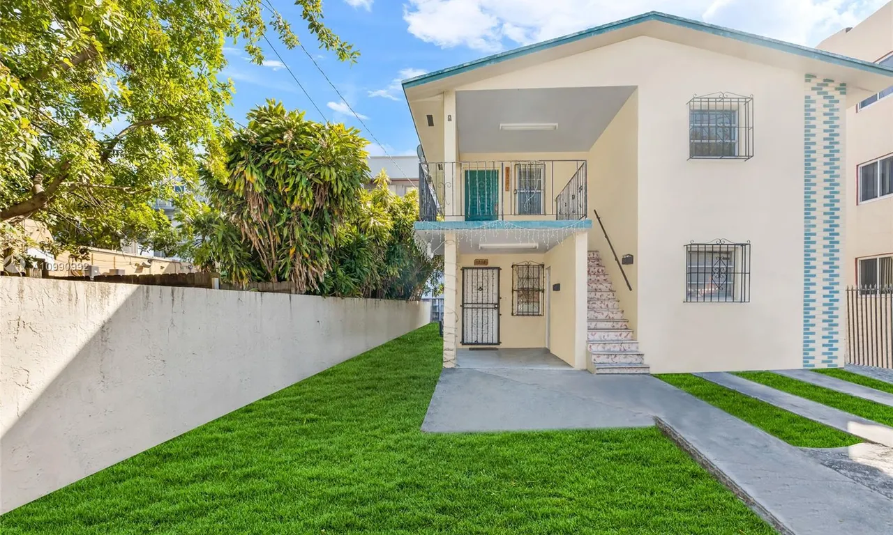 1218 NW 4th St, Miami FL 33125