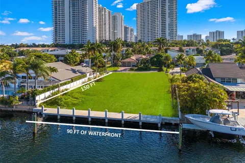 306 Holiday Dr, Hallandale Beach FL 33009