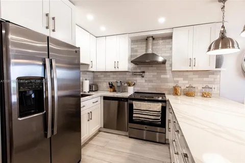 300 Oregon St # 204, Hollywood FL 33019