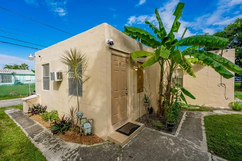 310 SW 14th St, Dania Beach FL 33004