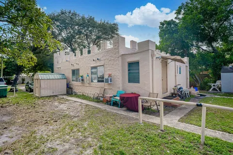 310 SW 14th St, Dania Beach FL 33004