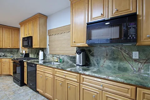 920 NE 177th St, North Miami Beach FL 33162