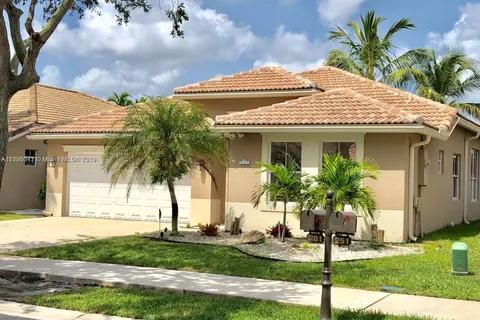 281 W Royal Cove Cir, Davie FL 33325