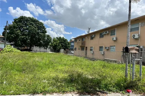 65 W 7th St, Hialeah FL 33010