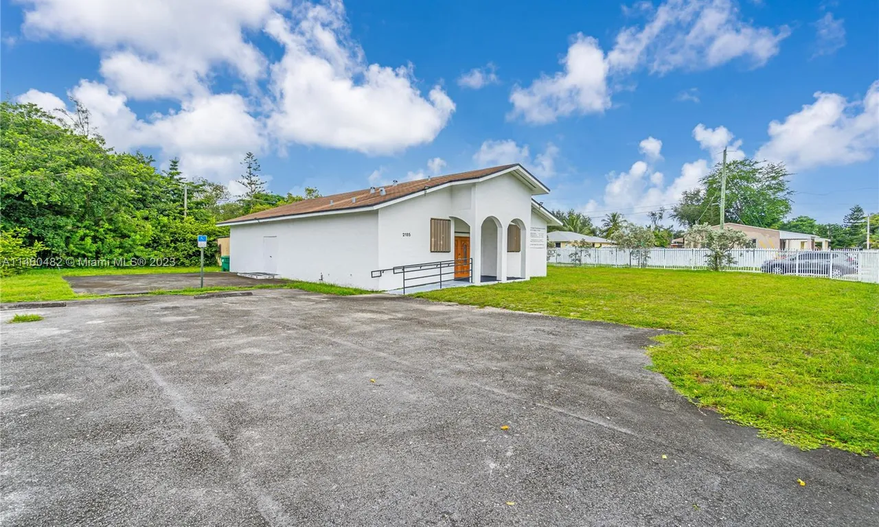 2185 NW 87th St, Miami FL 33147