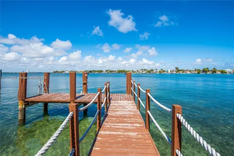 1275 N Biscayne Point Rd, Miami Beach FL 33141