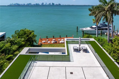 5718 N Bay Rd, Miami Beach FL 33140