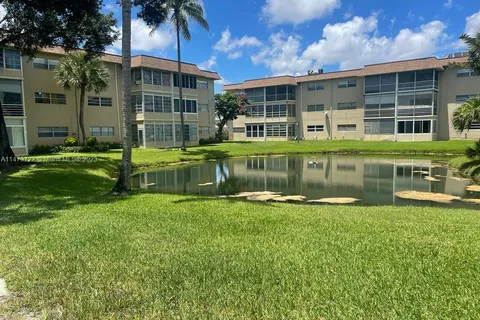 5051 W Oakland Park Blvd # 204, Lauderdale Lakes FL 33313