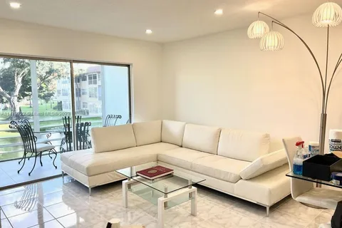 5051 W Oakland Park Blvd # 204, Lauderdale Lakes FL 33313