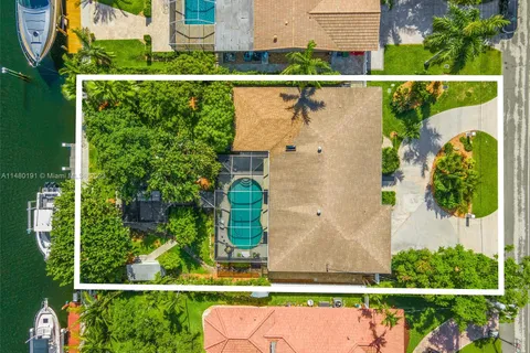 454 Tamarind Dr, Hallandale Beach FL 33009